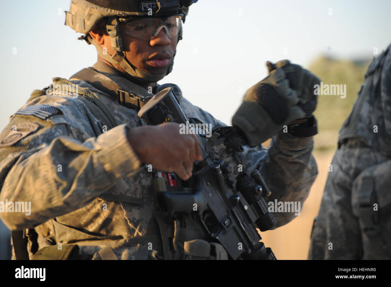 La 1ère Armée américaine, le Lieutenant Patrick Bell, de Beaufort, N.C., de la Direction de la Compagnie D, du 2e Bataillon du 505th Parachute Infantry Regiment, 3e Brigade Combat Team, 82e Division aéroportée, lui met ses gants avant de partir pour la station de Sécurité Commune pour Beladiyat une opération conjointe avec la police nationale irakienne, à la base d'opérations avancée la loyauté, l'est de Bagdad, l'Iraq, le 8 janvier, 2009. Une opération menée conjointement avec la police nationale irakienne à la base d'opérations avancée 143968 Fidélité Banque D'Images