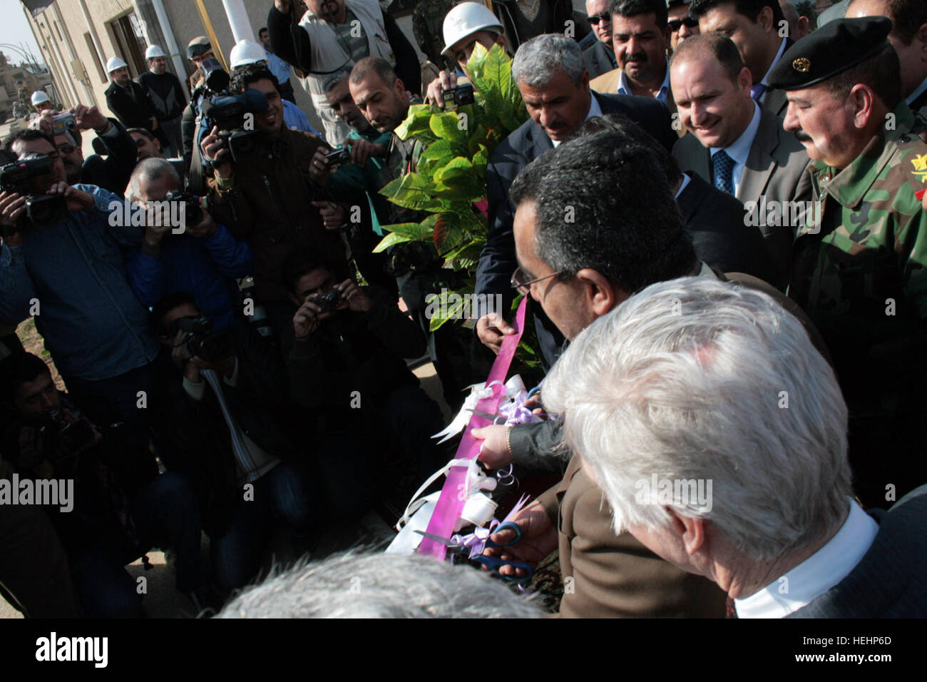 Ryan Crocker, l'Ambassadeur des États-Unis en Iraq, montres que Bagdad Maire Navet Al Essawi coupe un ruban pour inaugurer officiellement le Sadr City Rusafa Installation de traitement de l'eau dans le quartier de l'Ur de foin Adhamiyah District de Baghdadm, janv. 21. L'installation, réalisée en octobre pour un coût de 65 millions de dollars, a pris trois ans. Il offre 4 000 mètres cubes d'eau douce par heure pour le nord-est de Bagdad, pour inclure 27 secteurs de Sadr City. L'ambassadeur américain à Bagdad, maire ouvert installation de traitement de l'eau 146148 Banque D'Images