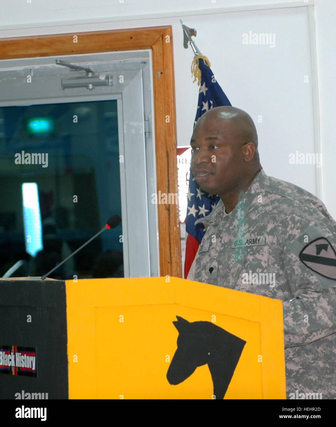 La CPS. Ndubuisi Okolo, 215e Bataillon de soutien de la Brigade, 3e Brigade Combat Team, 1re Division de cavalerie, originaire de l'Afrique de l'Ouest a déclaré à l'auditoire ce que l'histoire africaine américaine signifiait pour lui. De son point de vue de l'Afrique de l'Ouest il a suggéré que la célébration de l'histoire noir va au-delà de la couleur de peau et les barrières raciales. 'America a été construit sur ce toujours vrai et durable idéal que chacun est libre d'aspirer aux plus hauts niveaux de réalisation dans la vie indépendamment de la couleur de la peau, le sexe, les circonstances de naissance, pedigree, de croyance ou de quartier," a déclaré au cours de l'histoire noir Okolo celebrati Banque D'Images