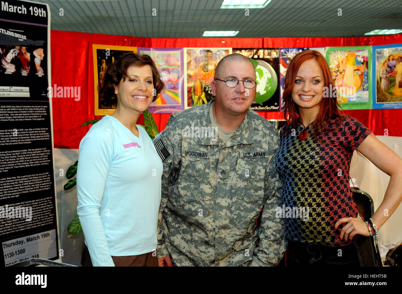 Le sergent de l'armée américaine. James McGowan, d'El Paso, Texas, prend une photo avec Nora Greenwald et Christy Hemme, divas catch au Camp comme Sayliyah, Qatar, le 18 mars. "J'essaie de suivre la lutte autant que je peux", a déclaré M. McGowan. Hemme Greenwald et rejoint un tour de divas catch installations militaires américaines au Moyen-Orient avec Shelly Martinez et Terri Runnels. (Photo officielle de l'Armée/ Clarke-Brown Lakia) Wrestling Divas troupes visite au Qatar 158257 Banque D'Images