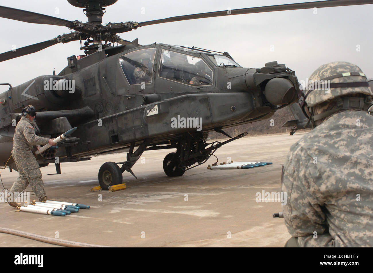 Le Sgt1 - TIR. Kenneth Darmer, un AH-64D armement, réparateur électriques et avioniques avec Co. D, 4e Bataillon (STA), 2ème CABINE, prépare un avion Apache pour son prochain cycle de cuisson au cours de la formation à l'incendie, Rodriguez Vivre complexe le 21 janvier. Au cours de l'événement de formation, Darmer et son équipe ont travaillé sur l'avant d'armement et d'essence, ou FARP, et a aidé à charger les Apaches de munitions et de carburant. Flickr - l'armée américaine - Préparation du cycle de feu Banque D'Images