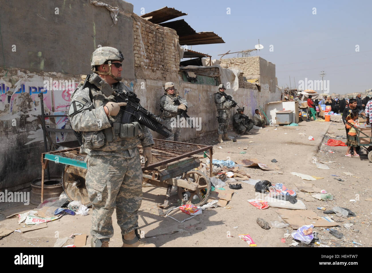 Les soldats du 1er Bataillon, 5e régiment de cavalerie, Division de cavalerie effectuer une patrouille de la zone de marché où un véhicule récent né engin explosif avait été déclenchée à l'extérieur du joint Service Station War Eagle le 3 avril 2009 à Bagdad, Iraq. 163962 patrouille à Bagdad Banque D'Images