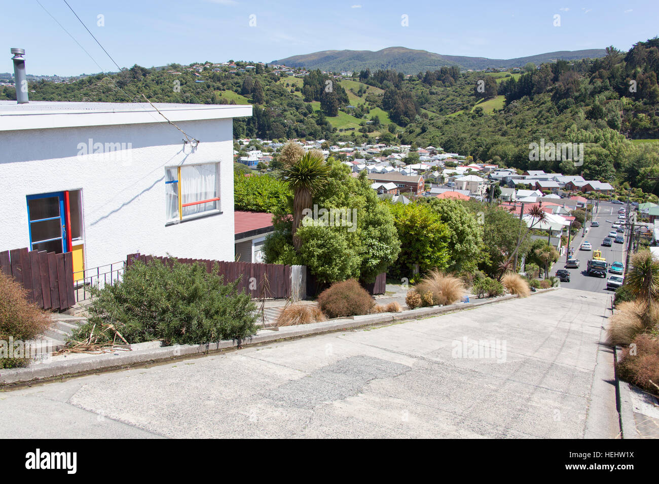 La vue depuis le haut de Baldwin Street, la rue la plus raide du monde (Dunedin, Nouvelle-Zélande). Banque D'Images