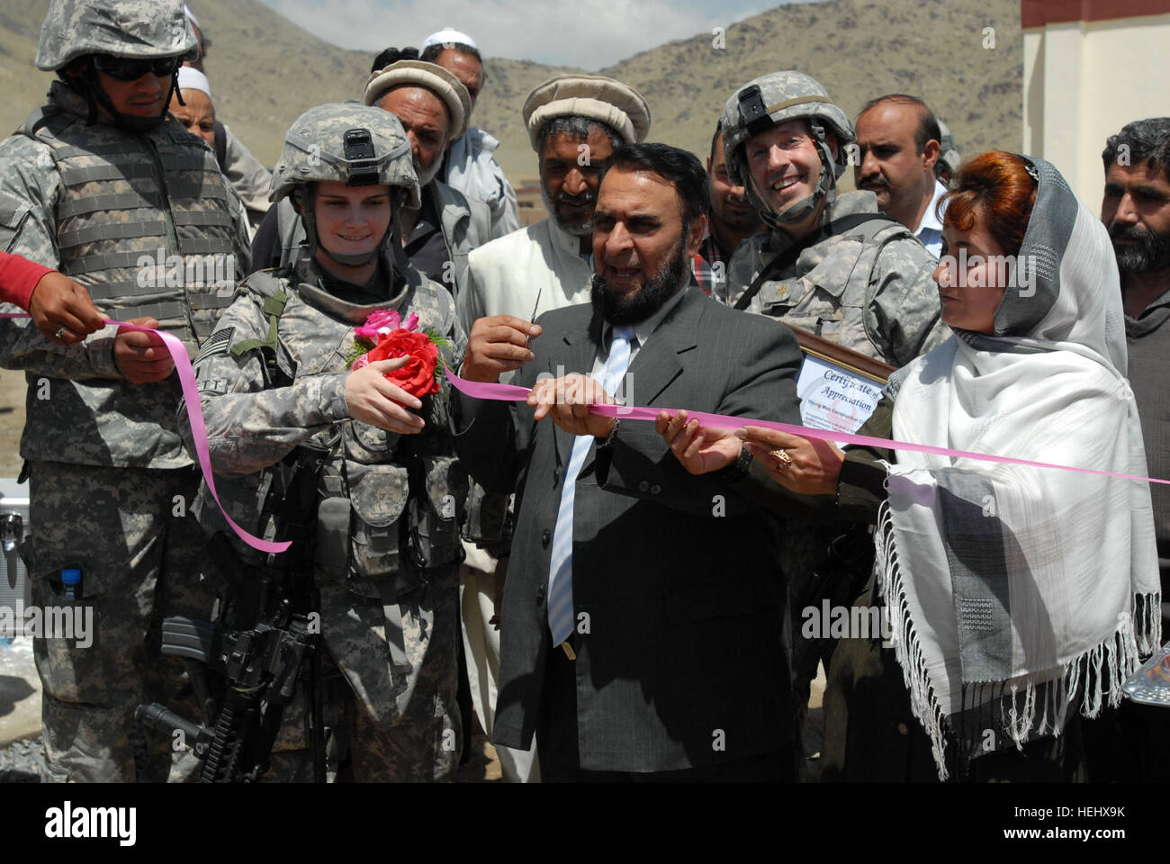 Membres du ministère de l'éducation et les soldats du Camp Militaire Civile Phoenix étrangères ont participé à la cérémonie qui a eu lieu le 13 mai à l'Walayatee École primaire dans le district de Bagrami, près de Kaboul, Afghanistan. Combined Joint Task Force Phoenix VIII Affaires militaires civile en collaboration avec le ministère afghan de l'Éducation a fourni un financement pour un puits construit à côté de l'école. Le bien et le générateur fournit l'eau douce et d'eau de capacité de stockage pour des centaines d'étudiants. Soldats, l'Afghani Open School 171517 Officiel Banque D'Images