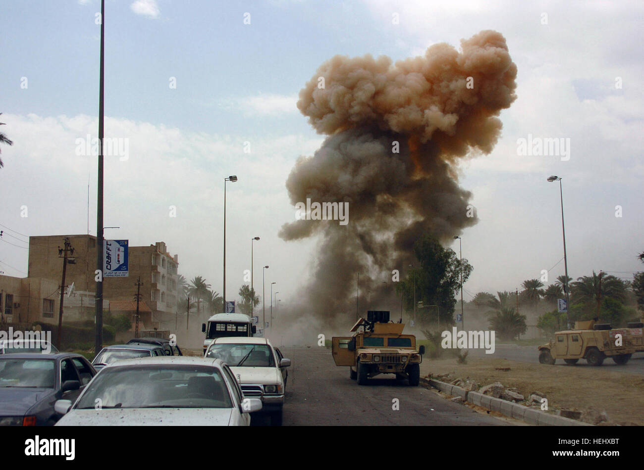 Les forces de la Coalition comme répondre à un attentat à la voiture piégée dans le sud de Bagdad, l'Iraq (IRQ), une seconde voiture piégée a explosé, ciblant les personnes chargées de réagir à l'incident initial. L'attaque, visant à la force de police irakienne, a donné lieu à 18 victimes, dont deux étaient des agents de police, durant l'opération IRAQI FREEDOM. La voiture piégée en Irak Banque D'Images