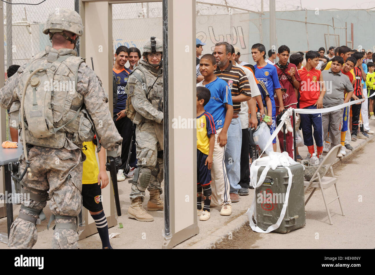 Affecté à la brigade de parachutistes des troupes spéciales bataillon, 3e Brigade Combat Team, 82nd Airborne Division, la Division multinationale - Bagdad, l'utilisation de détecteurs de métal en face de Shaab Stadium, le 22 mai, avant le tournoi de soccer de l'unité FC dans le district de l'est de Bagdad Rusafa. Assurer la sécurité des parachutistes pour le week-end de tournoi 32 Communauté et les États-Unis et quatre matches de football des forces iraquiennes. Le Panther brigade, avec les fonctionnaires iraquiens et FC Unité, planifié et organisé le week-end de festivités. L'unité FC apporter jeux résidents de Bagdad, les forces combinées ensemble 174143 Banque D'Images