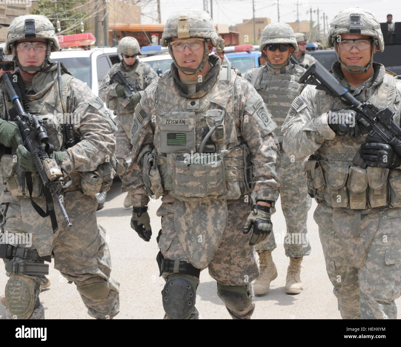 Le lieutenant-colonel Louis Zeisman (centre), de Fayetteville, N.C., commandant du 2e Bataillon du 505th Parachute Infantry Regiment, 3e Brigade Combat Team, 82e Division aéroportée, Multi-National Division-Baghdad, et le bataillon de parachutistes affectés à l'Administration centrale et de l ?entreprise siège marche dans un quartier d'al-Ameen suite à l'ouverture de la station de police d'al-Amine, le 27 mai, dans le district d'Nissan 9 Bagdad. Plusieurs des principaux responsables iraquiens, y compris le ministre de l'intérieur irakien, Jawad al-Bolani, étaient présents pour l'ouverture de la station. Assister à des parachutistes police irakienne sta Banque D'Images