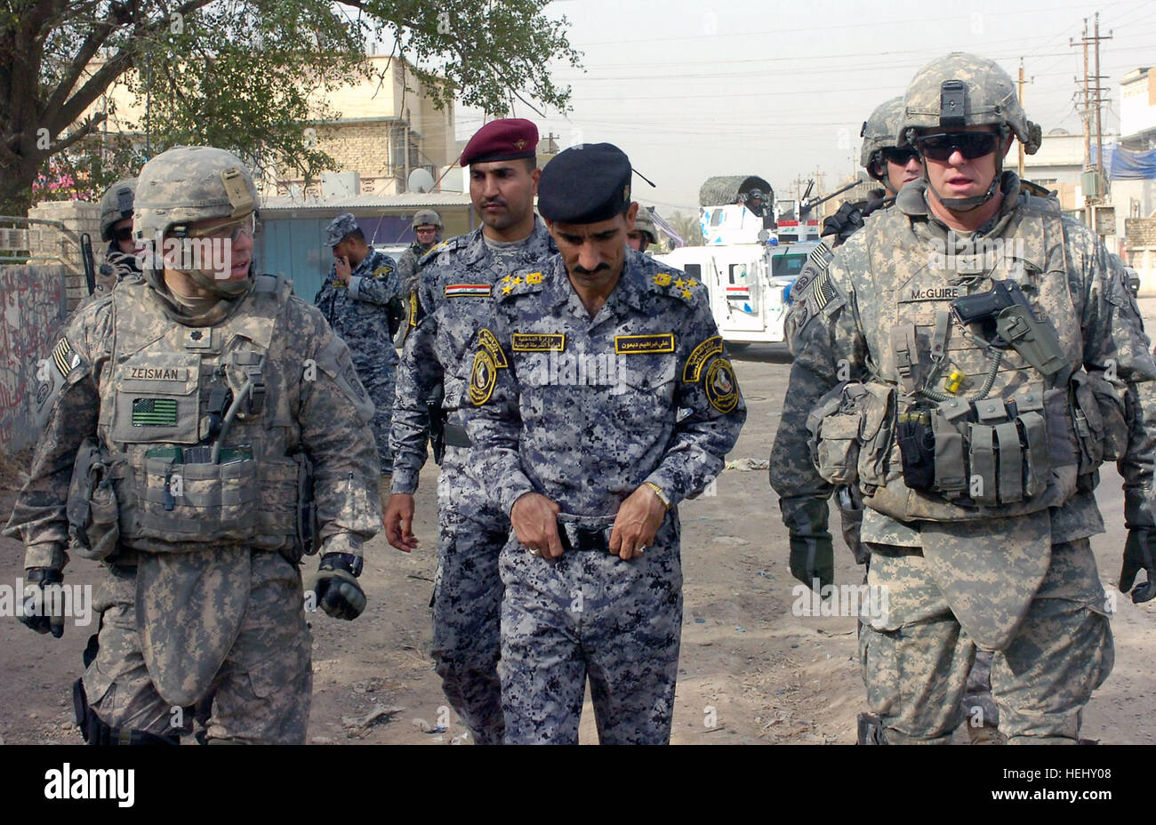 Le lieutenant-colonel Louis Zeisman, de Fayetteville, N.C., ainsi que le Brigadier iraquien. Le général Ali Ibraheem Dabown, commandant de la 8e Brigade de la Police nationale, 2e Division NP, et le Colonel Timothy McGuire, d'Alamo, Californie, commandant de la 3e Brigade Combat Team, 82e Division aéroportée, Multi-National Division-Baghdad, marcher dans une rue de quartier 28 mai dans la ville de Sumer Al-Ghadier, situé dans le district d'Nissan 9 Bagdad. Zeisman, qui commande le 2e Bataillon de la brigade, 505th Parachute Infantry Regiment, et ses parachutistes ont mené une opération de déminage combiné avec leurs partenaires irakiens Banque D'Images