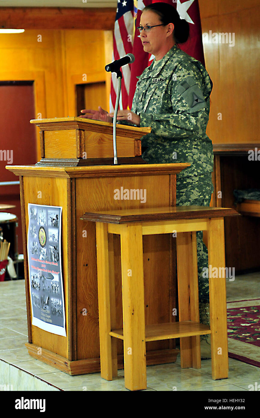L'Adjudant-chef 5 Rythme Jeanne parle de son carrière militaire, qui a commencé dans le Women's Army Corps, pendant un mois de l'observation à la 1re Division blindée de l'Église le 20 mars. USD-C rend hommage aux femmes de l'histoire militaire 261953 Banque D'Images