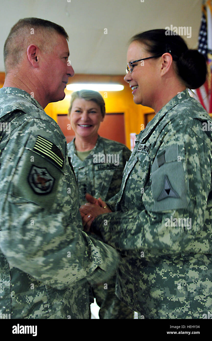 Le Sgt commande. Le Major Jeffrey Mellinger, le sergent-major de commandement Le commandement du matériel de l'Armée, grâce l'Adjudant-chef 5 Rythme Jeanne, le personnel de la direction des États-Unis pour Forces-Iraq pour partager son histoire au cours de l'Division-Center aux États-Unis le mois de l'histoire des femmes le respect à la 1re Division blindée de l'Église le 20 mars. USD-C rend hommage aux femmes de l'histoire militaire 261952 Banque D'Images