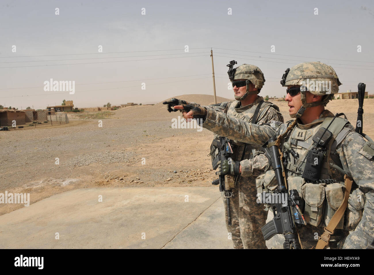 Des soldats américains attachés à la Compagnie Bravo, 1er Bataillon, 8e régiment de cavalerie lourde, 2e Brigade Combat Team, 1re Division de cavalerie, de Fort Hood, au Texas, point à l'autre chambre à visiter dans le village de Mahus à Kirkouk, en Irak, le 9 juin. Les forces de la coalition américaine mènent des missions au niveau de la rue avec la population locale dans et autour de la province de Kirkouk Iraq. Les troupes de Fort Hood Kirkouk patrouille 179587 Banque D'Images