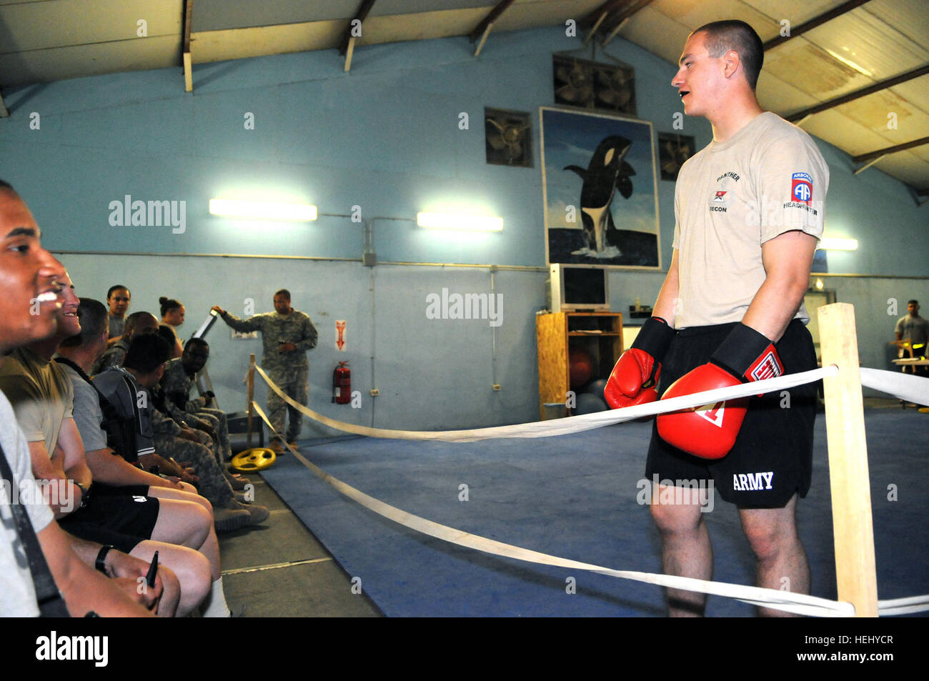 La CPS de l'armée américaine. Ryan Domke de 5e Escadron, 73e Régiment de cavalerie, 3e Brigade Combat Team, 82e Division aéroportée, se prépare pour un match de boxe au cours de Fight Night, une fois par semaine concours tenu au poste de sécurité commune de l'est de la loyauté, Bagdad, Irak, le 12 juin. Lutte nuit à la station commune de sécurité 181256 Fidélité Banque D'Images