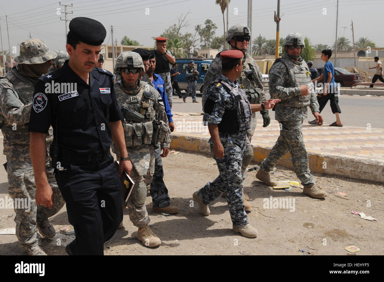 Le colonel de l'armée américaine Timothy McGuire, commandant de la 3e Brigade Combat Team, 82nd Airborne Division marche avec la police irakienne et un agent de la police nationale au cours d'une patrouille près de l'avant-poste de la Coalition Cashe au sud de Bagdad, l'Iraq, le 13 juin. Patrouille conjointe près de l'avant-poste de la Coalition sud 183238 Cashe Banque D'Images