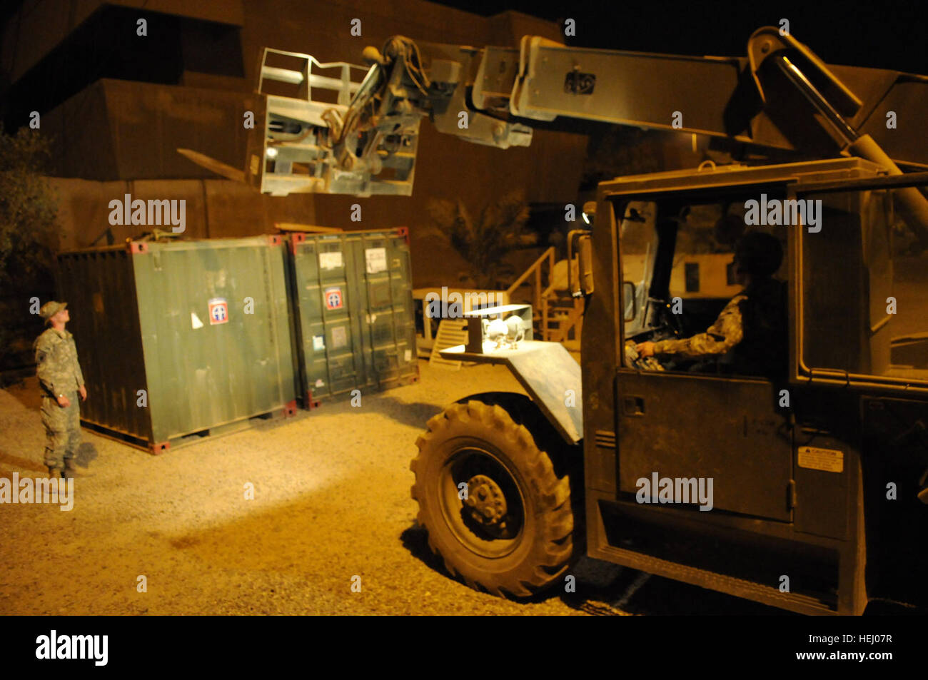 STATION commune de sécurité, de loyauté, de l'Iraq - parachutistes affectés au siège de l'entreprise et de l'Administration centrale, 3e Brigade Combat Team, 82nd Airborne Division, la Division multinationale - Bagdad, utiliser un chariot élévateur à fourche pour le transport d'un conteneur rempli de matériel informatique à l'héliport de fidélité le 8 juillet à la station commune de sécurité, la loyauté, l'Irak, situé dans le district d'Nissan 9 Bagdad. Le conteneur a été transporté au cours d'une opération de chargement de l'élingue à base d'opération avancée marteau par un hélicoptère CH-47 Chinook. Parachutistes ont été fournies sur les transports L'aide de la 1st Air Cavalry Br Banque D'Images