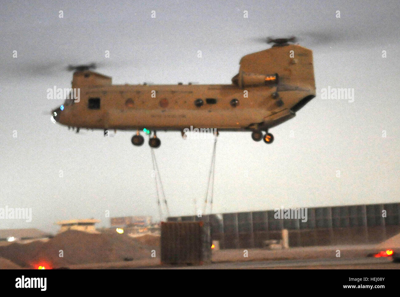 STATION commune de sécurité, de loyauté, de l'Iraq - Un hélicoptère CH-47 Chinook se prépare à décoller avec un harnais complet conteneur chargé en matériel informatique 8 juillet à la station commune de sécurité, la loyauté, l'Irak, situé dans le district d'Nissan 9 Bagdad. Le conteneur a été transporté à la base d'opération avancée marteau par un hélicoptère CH-47 Chinook. Parachutistes ont été fournies sur les transports L'aide de la 1st Air Cavalry Brigade, Division de cavalerie, MDN - B. opérations parachutistes conduite charge sous élingue pour déplacer l'équipement informatique 186355 vital Banque D'Images