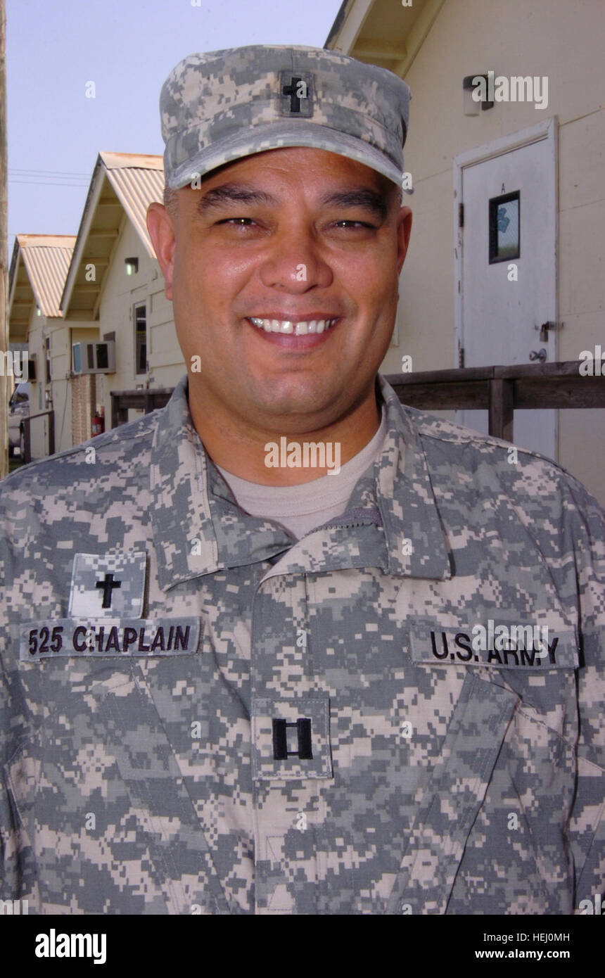 GUANTANAMO BAY, Cuba - l'Armée de terre Le Capitaine Éric Bey, avec le 525e Bataillon de la Police militaire, est un groupe de travail mixte de l'aumônier de Guantanamo. Les aumôniers en charge du service membres en prenant soin de leurs besoins affectifs et spirituels. Guantanamo la foi mène sûr, humain, juridique et transparent le soin et la garde des détenus, y compris ceux qui ont été condamnés par une commission militaire et ceux commandés libéré par un tribunal. La foi mène des activités de collecte, d'analyse et de diffusion pour la protection des détenus et du personnel travaillant dans la foi et à l'appui des installations de Guantanamo de la guerre contre le terrorisme. JTF Gu Banque D'Images