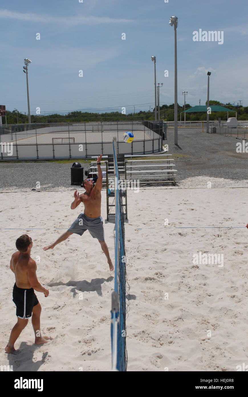 GUANTANAMO BAY, Cuba - Groupe de travail conjoint Guantanamo membres de profiter d'une journée de travail de jouer au volley-ball sur sable G.J. La nouvelle cour de sport Denich, le 21 juillet 2009. La salle de sport récemment inauguré le nouveau terrain de volley-ball pour tous les résidents de la base navale de Guantanamo Bay et de service aux membres d'utiliser. Guantanamo la foi mène sûr, humain, juridique et transparent le soin et la garde des détenus, y compris ceux qui ont été condamnés par une commission militaire et ceux commandés libéré par un tribunal. La foi mène des activités de collecte, d'analyse et de diffusion pour la protection des détenus et du personnel travaillant dans Banque D'Images