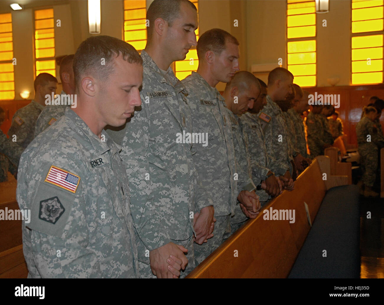 Soldats à observer une minute de silence à la fin du service, 'Honorer nos héros : Souvenir de notre passé de 9/11,' qui s'est tenue le 11 septembre à la Chapelle de poste principal, Schofield Barracks. US Army 50983 9-11 cérémonie du souvenir rend hommage à des héros Banque D'Images