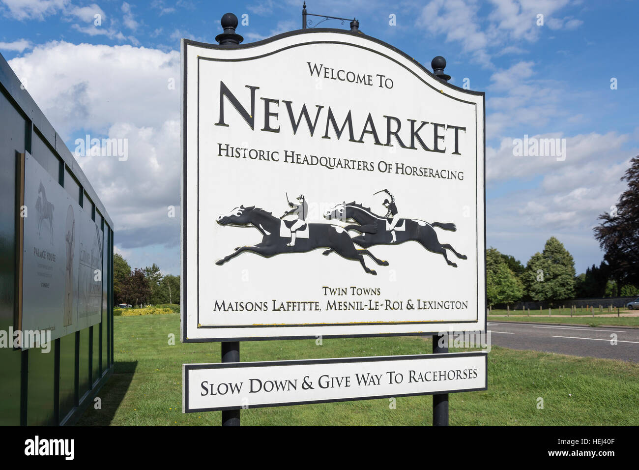 Bienvenue à Newmarket panneau routier à l'entrée de High Street, Newmarket, Suffolk, Angleterre, Royaume-Uni Banque D'Images
