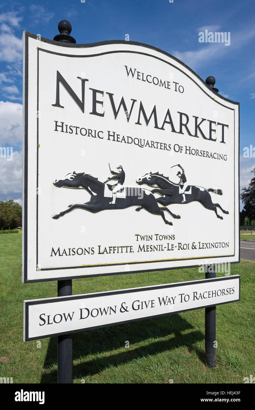 'Bienvenue à Newmarket' panneau routier à l'entrée de High Street, Newmarket, Suffolk, Angleterre, Royaume-Uni Banque D'Images