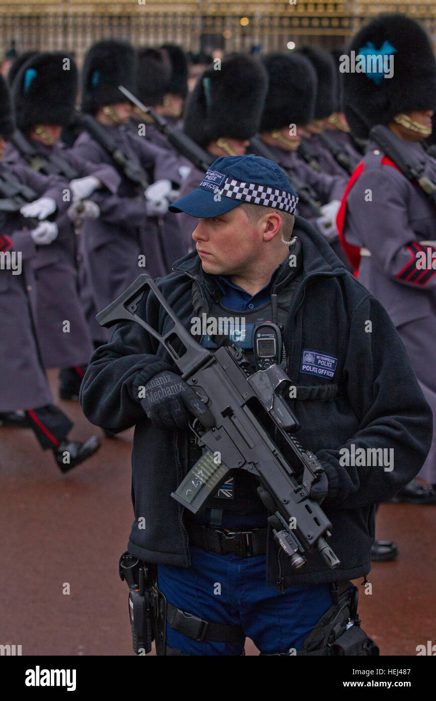 La police armée a assurer la sécurité lors du changement de la garde à l'extérieur de Buckingham Palace, London, England, UK Banque D'Images