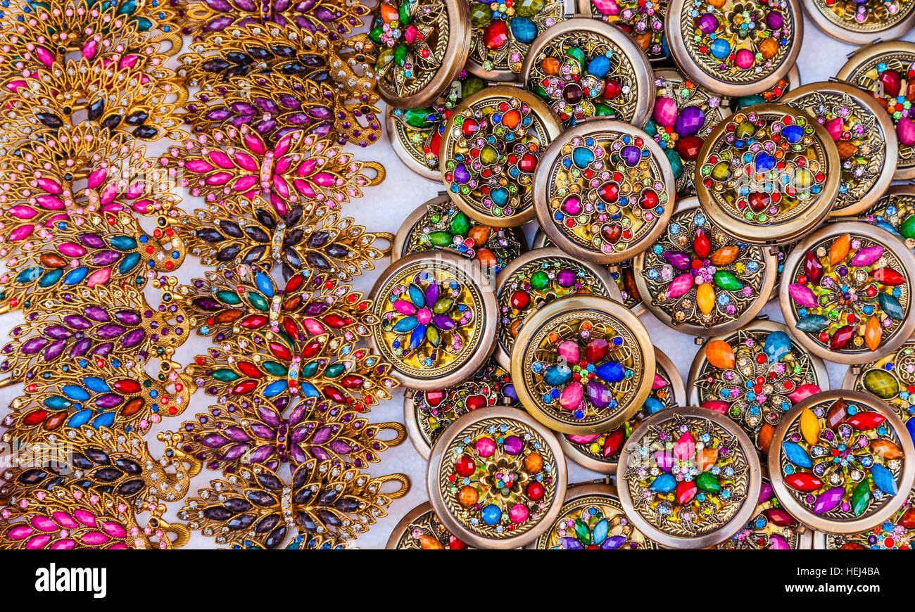 Bijoux Souvenirs colorés de nombreuses pierres en verre pinces à cheveux  collier Guanajuato Mexique Photo Stock - Alamy