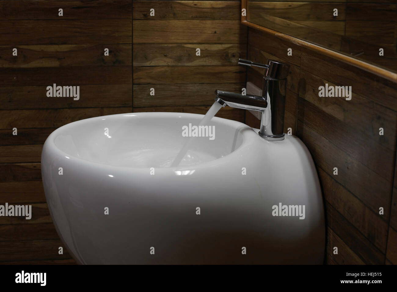 Salle de bain évier avec eau courante à partir de robinet Banque D'Images