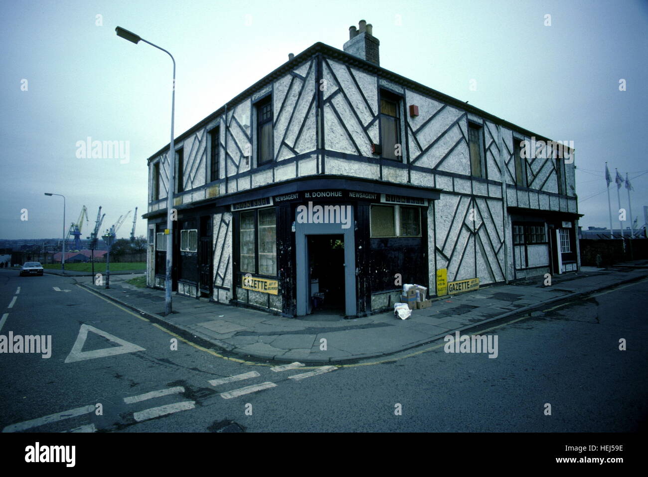 AJAXNETPHOTO. 1987. HEBBURN-on-Tyne, en Angleterre. - LAST ONE STANDING - DONAHUE'S MARCHAND À L'ANGLE DE L'WAGONWAY ROAD ET ELLISON STREET. PHOTO:JONATHAN EASTLAND/AJAX REF:21207 3 2 Banque D'Images