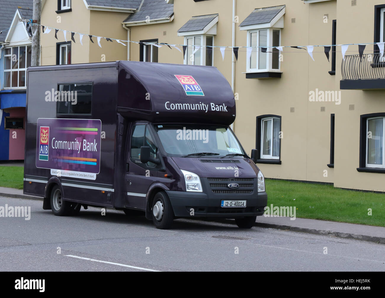 Services bancaires dans l'Irlande rurale. Une banque mobile van stationné dans un village de bord de mer, à Waterville, dans le comté de Kerry, Irlande Banque D'Images