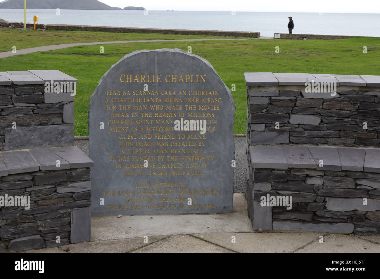 Inscrits en pierre de la statue de Charlie Chaplin à Waterville, dans le comté de Kerry, Irlande. Banque D'Images