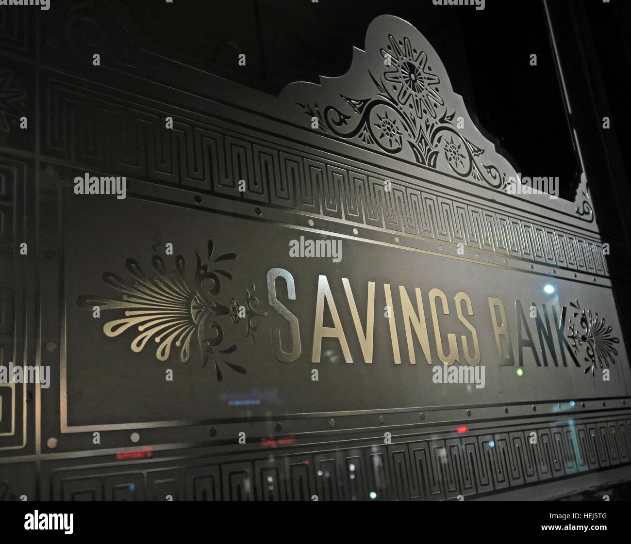 Banque d'épargne de l'époque victorienne en verre affiches de fenêtre,Glasgow, Écosse, Royaume-Uni Banque D'Images