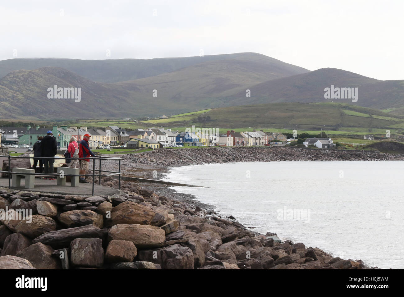 Les touristes sur la côte rocheuse surplombant la baie de Ballinskelligs dans le village de Waterville, dans le comté de Kerry. L'Irlande. Banque D'Images