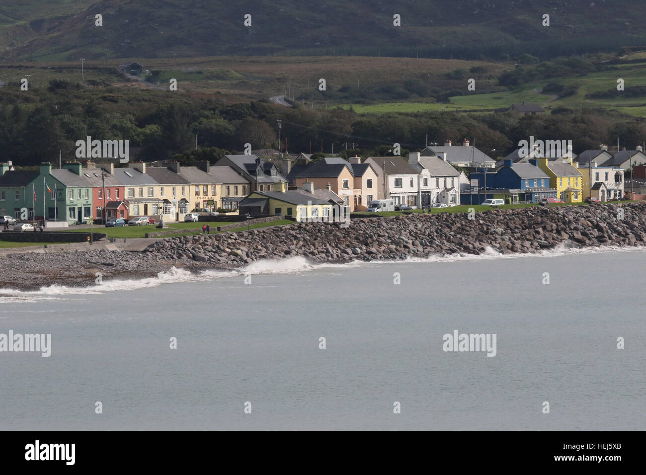Maisons sur le front de mer dans un village côtier de Waterville, dans le comté de Kerry. L'Irlande. Banque D'Images