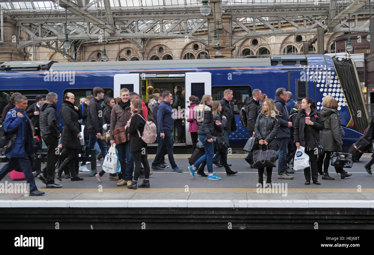 Chariot de train ScotRail Abellio emballé. Pétition pour ramener la propriété de l'État, après un mauvais service, congestion du soir, comme les passagers souffrent Banque D'Images