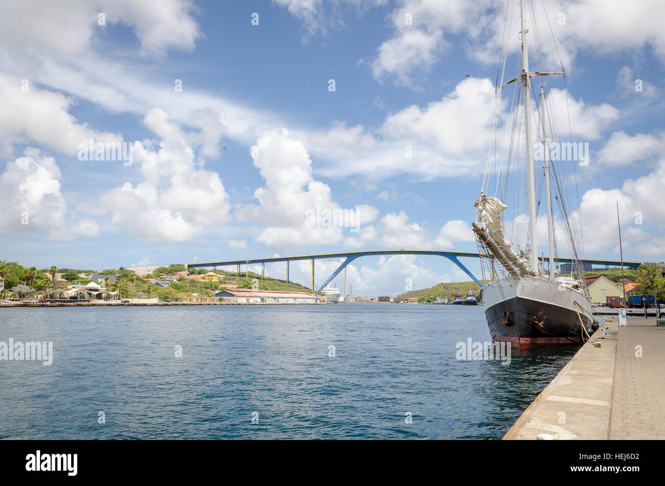 Willemstad, Curaçao - Handelskade wharf avec pont de la Reine Juliana en arrière-plan Banque D'Images