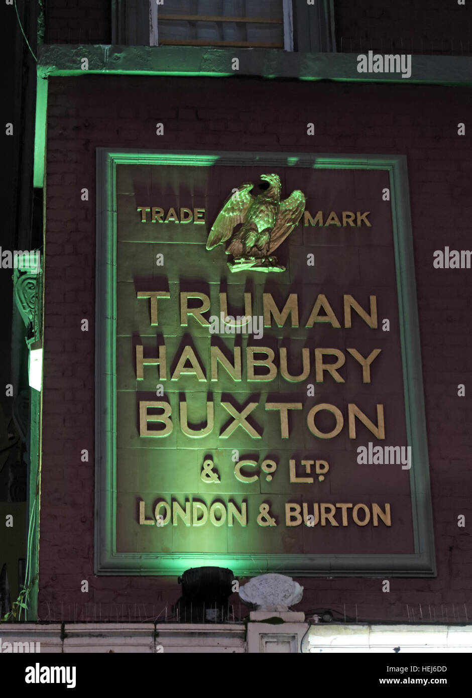 Nuit à Camden Town, au nord de Londres, Angleterre, Royaume-Uni - Truman signe Buxton Hanbury Burton Ales Banque D'Images