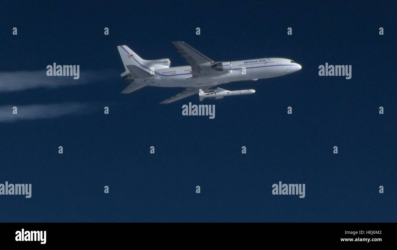 L'ATK orbitale L-1011 Stargazer avion transportant la fusée Pegasus XL d'ATK orbitale de la NASA et CYGNSS lancements sur l'Océan Atlantique le 15 décembre 2016 près de Daytona Beach, en Floride. Banque D'Images