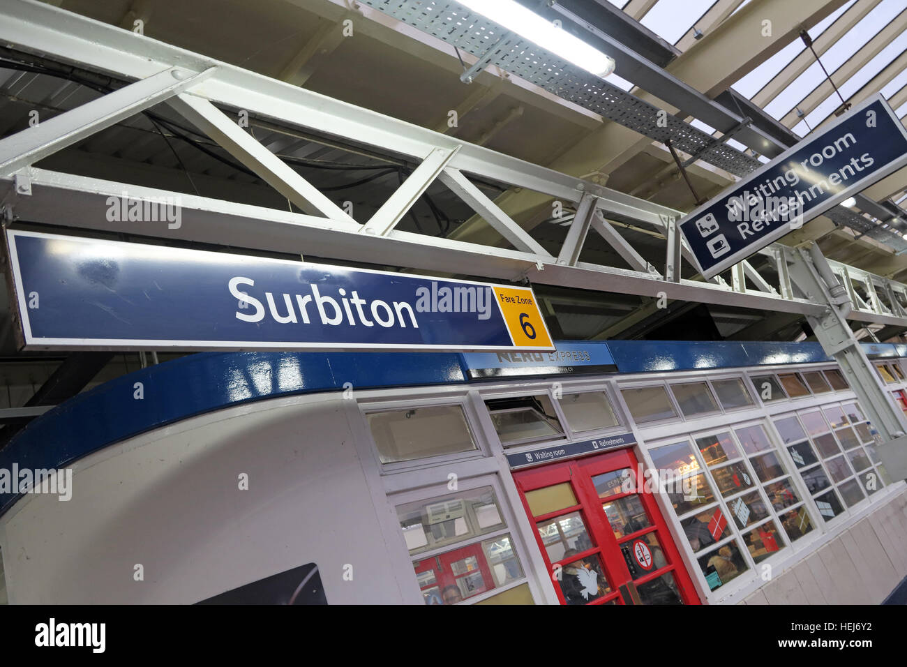 La gare de Surbiton Salle d'attente au quai 3, Kingston, l'ouest de Londres, Angleterre, Royaume-Uni Banque D'Images