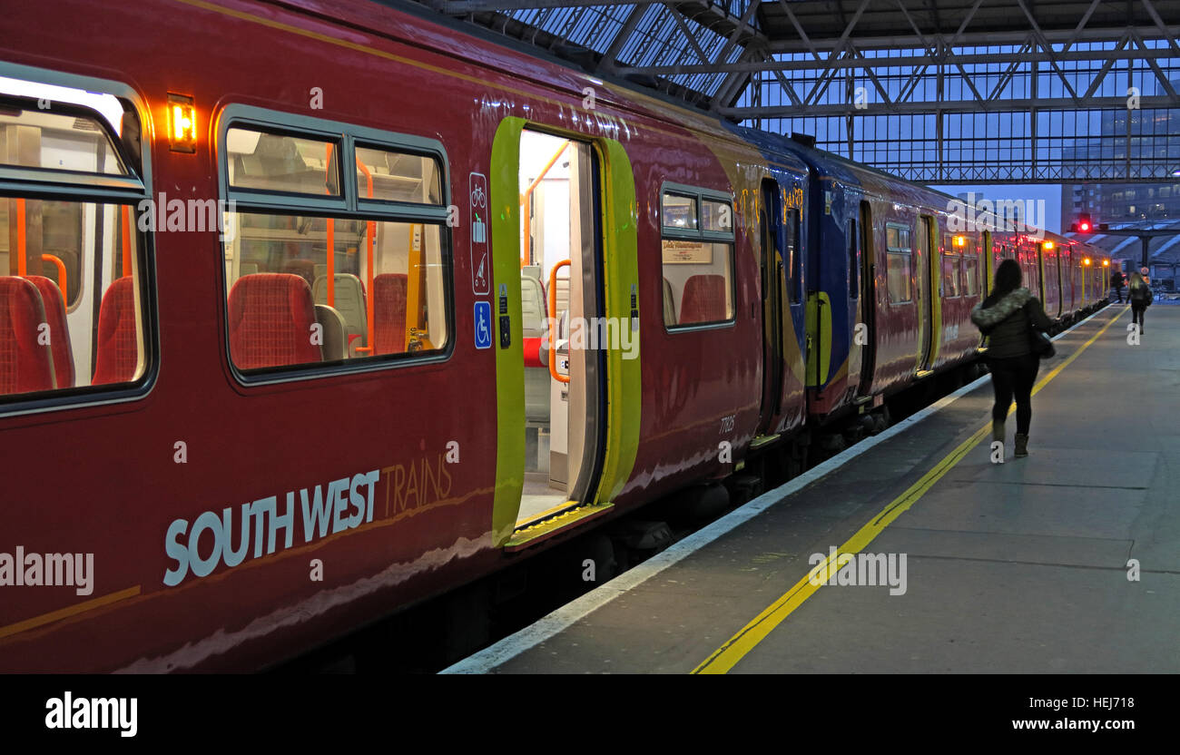 South West Train, prêt à partir au crépuscule, Londres, Angleterre, Royaume-Uni Banque D'Images