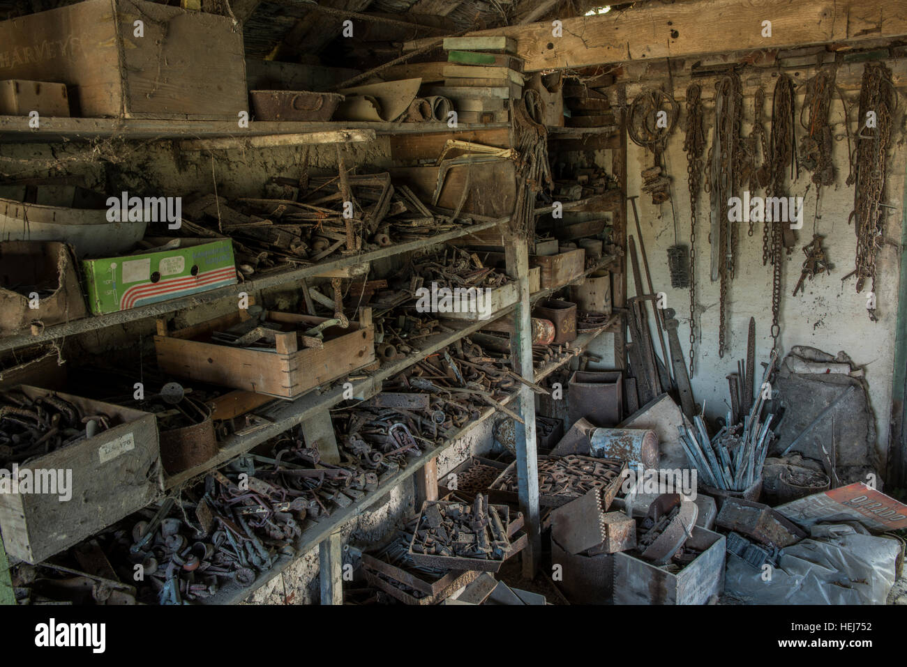 Un atelier abandonné est laissé à la décomposition à l'intérieur d'une petite exploitation en Banham, Norfolk, UK Banque D'Images