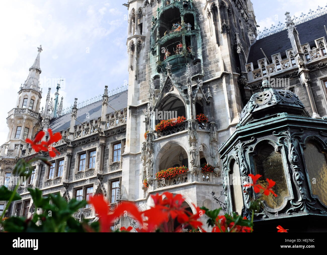 Le nouvel hôtel de ville de Munich, en Allemagne, avec son architecture calcaire complexe et célèbre glockenspiel. Banque D'Images
