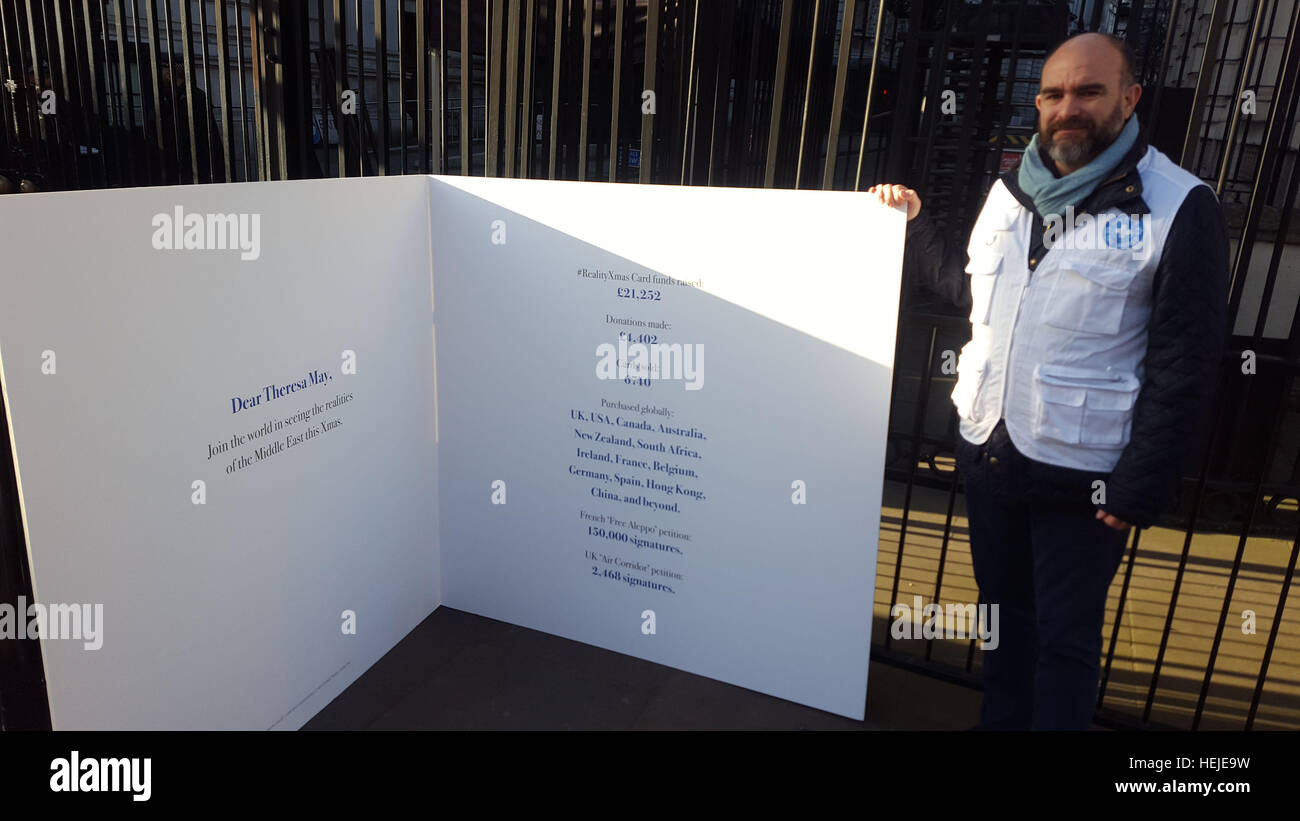 Le directeur Leigh Daynes remet une carte de Noël à Downing Street, Londres, de l'association médicale médecins du monde où ils accusent le gouvernement d'être schizophrène dans sa gestion de la crise humanitaire en Syrie. Banque D'Images