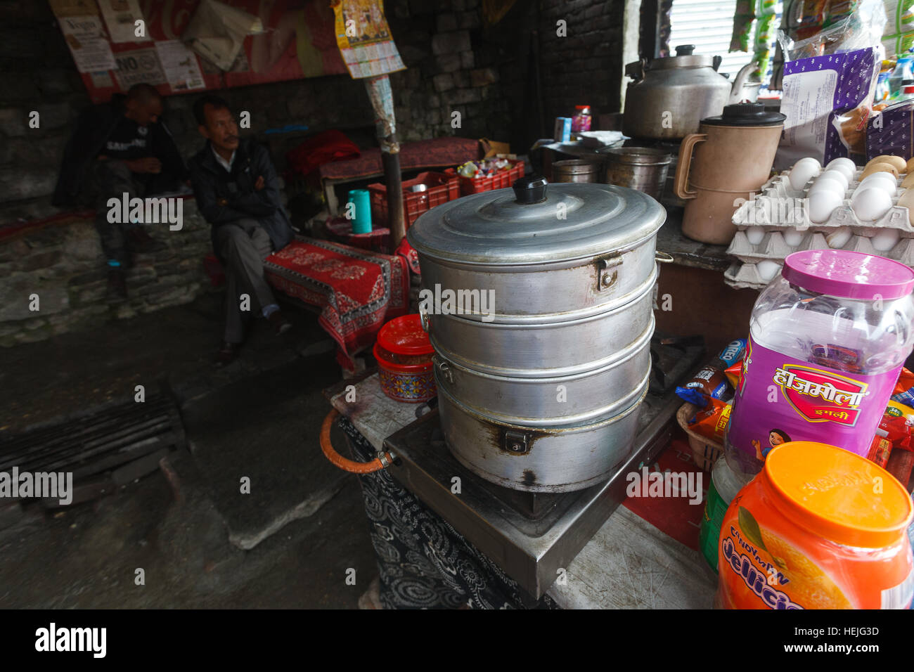 Bateau à vapeur Siddu dans un café de la rue dans le village de Naggar, Himachal Pradesh, Inde Banque D'Images