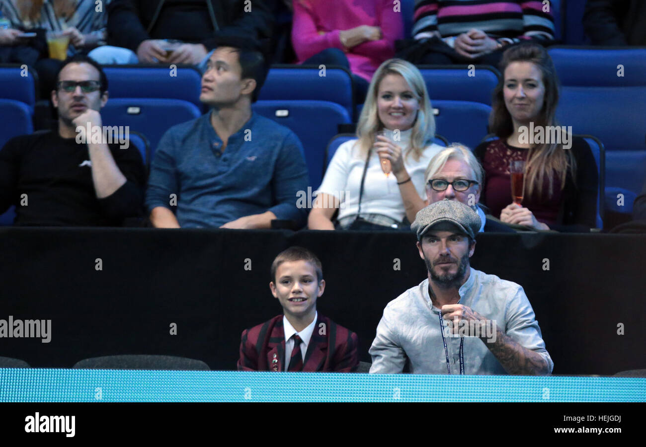 David Beckham et son fils Roméo regarder le match masculin entre Milos Raonic du Canada et Dominic Thiem de l'Autriche au jour 5 de l'ATP World Tour finals à l'O2 Arena de Londres. Avec : David Beckham, Romeo Beckham Où : London, Royaume-Uni Wh Banque D'Images