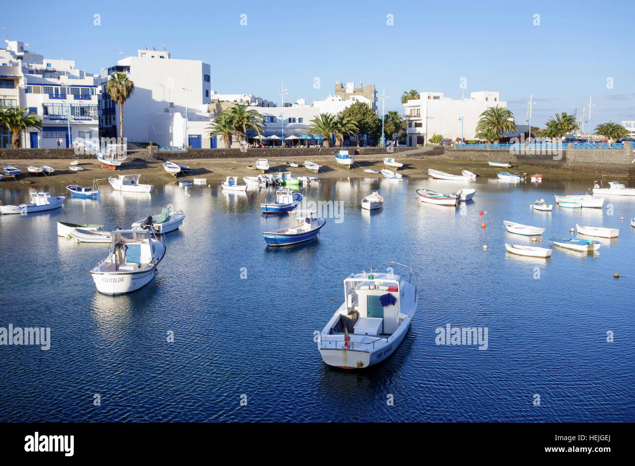 Fisherman's cottages rénovés par César Manrique entourent le lagon connu sous le nom de El Charco de San Ginés, Arrecife, Lanzarote, îles Canaries, Espagne Banque D'Images