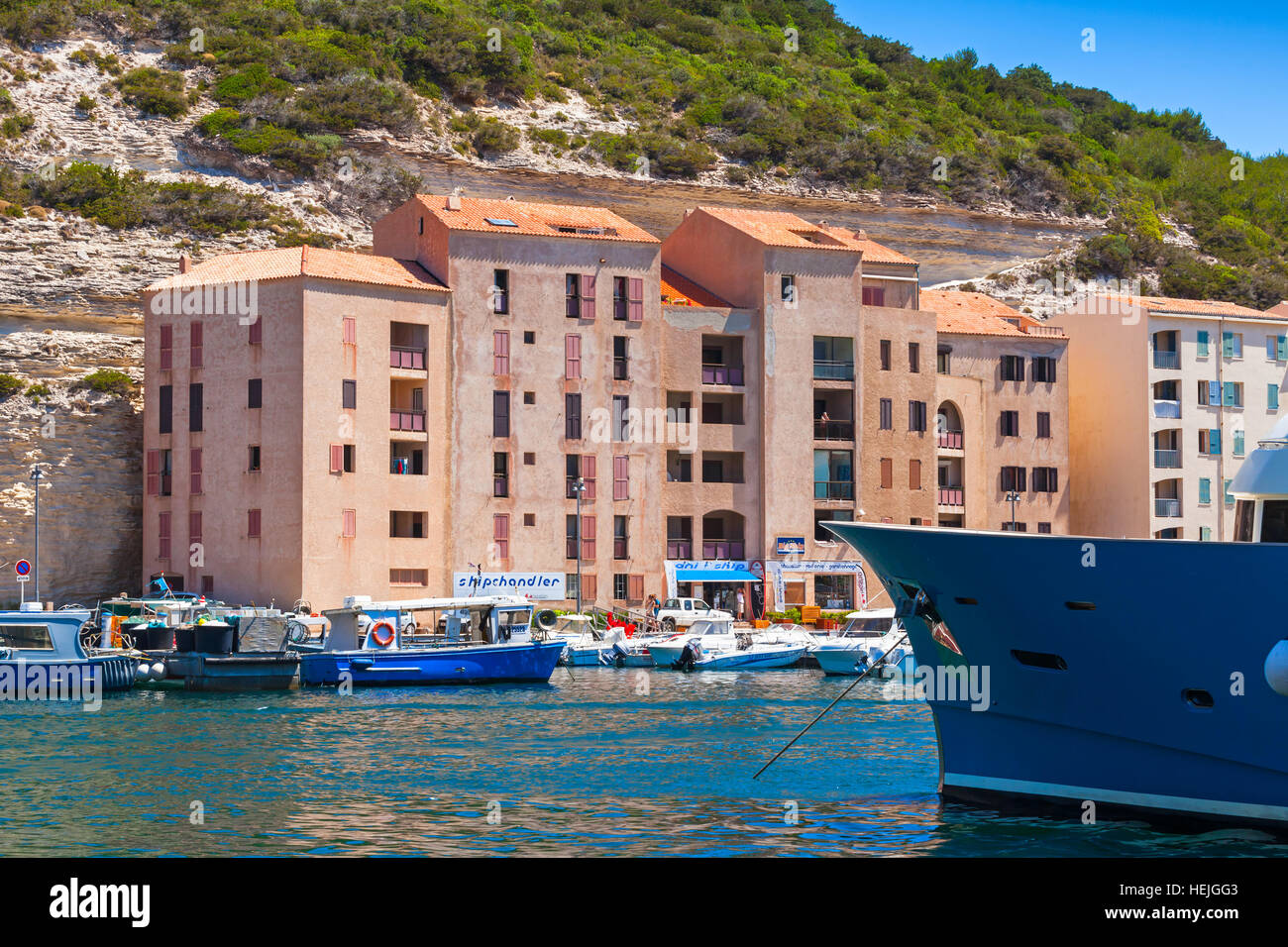 Bonifacio, France - le 2 juillet 2015 : les bateaux de plaisance sont amarrés près de quai de Bonifacio, petite station ville portuaire de Corse en journée ensoleillée Banque D'Images