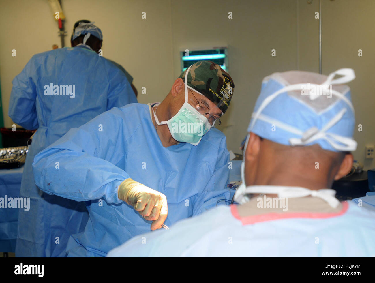 Le lieutenant-colonel Paul Phillips, othropedic chirurgien, affecté à la 344e de l'Hôpital de soutien au combat au Camp Salerno effectue la chirurgie sur un 14-year-old boy afghans locaux ayant subi une blessure par balle au bras. Phillips, un natif d'Arlington est l'un des quatre chirurgiens qui travaillent à l'hôpital. Salerne Hôpital fournit des soins en traumatologie 298840 Banque D'Images