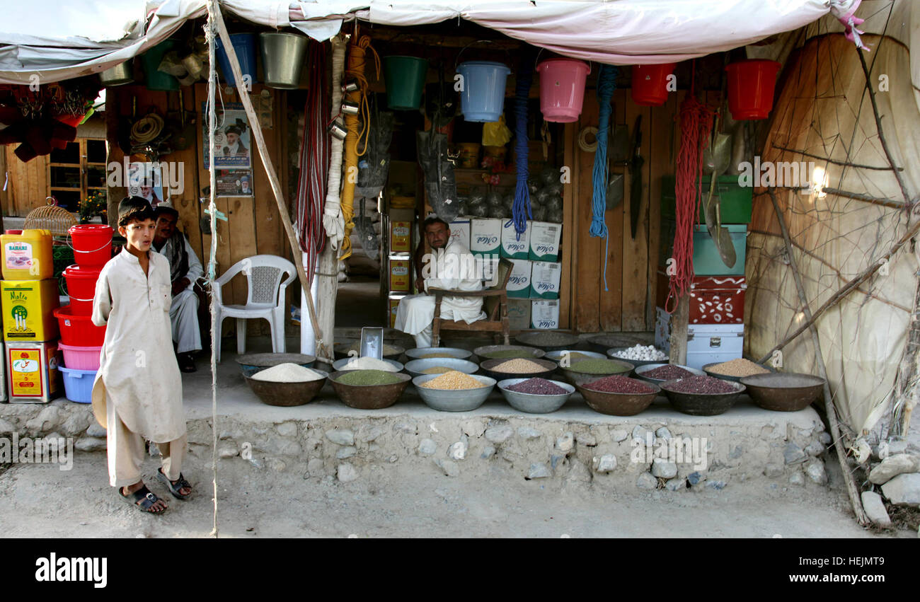 Un garçon afghan se trouve à l'extérieur d'un magasin dans un village près de l'avant poste Herrera, province de Paktiya, Afghanistan, le 11 octobre 2009. Soldats en patrouille 213154 Banque D'Images