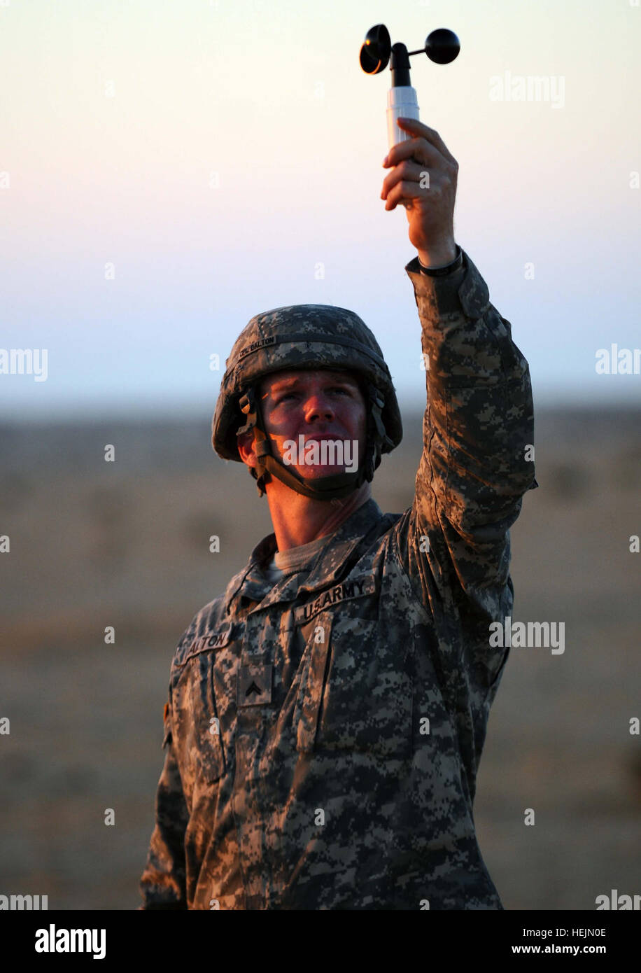 Le Cpl. Ian Dalton d'Ogden, Utah, 1-325ème Airborne Infantry Regiment, 82nd Airborne Division, vérifie la vitesse de vent dans le cadre de ses fonctions en tant que sous-officier de la sécurité de la zone de dépôt d'environ 300 minutes avant que les soldats de la 82e effectuer un saut en parachute stratégique avec leurs homologues de l'Égypte, l'Allemagne, au Koweït et au Pakistan au cours d'une opération Bright Star 2009 Événement de formation. 82e dans le ciel 213212 Banque D'Images