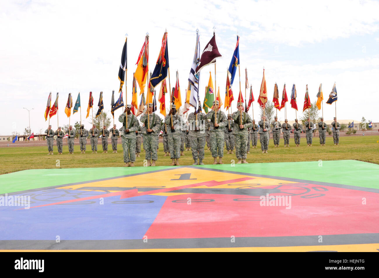 Le gardien de couleur de l'armée américaine présente les drapeaux nationaux et des unités lors de la cérémonie du souvenir et de la retraite de 9/11 à Fort Bliss, Texas, honorant le personnel militaire et les civils touchés par les attaques. Banque D'Images